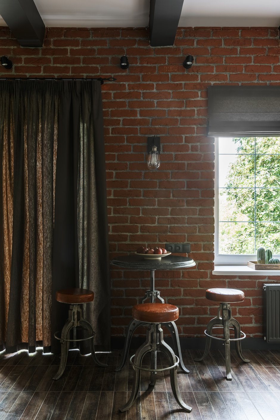 Фотография: Кухня и столовая в стиле Лофт, Малогабаритная квартира, Квартира, Студия, Проект недели, Москва, Марина Саркисян, Кирпичный дом, до 40 метров – фото на INMYROOM