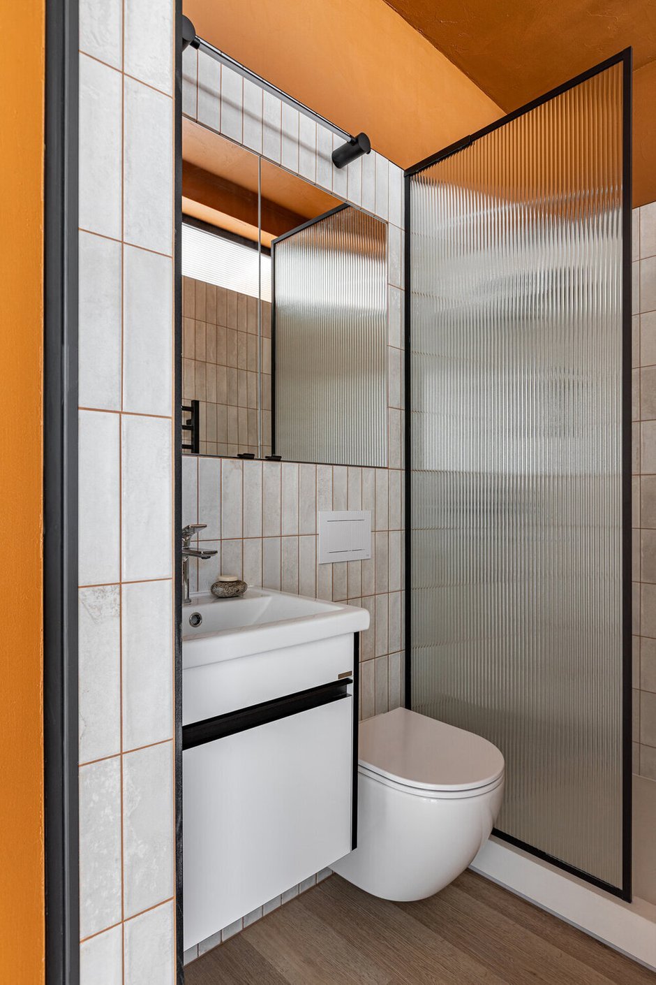 Фотография:  в стиле , Интерьер комнат, Интерьерный стиль, Дизайн интерьера, Советы, что нужно знать о ремонте в ванной, интерьер ванной, хранение в ванной комнате, обустройство маленькой ванной комнаты, маленькая ванная, дизайн маленькой ванны, интерьер маленькой ванной, как сделать ванную комфортной, удобная ванная, подвесная мебель для ванной, Почему квартира выглядит захламленной, как визуально увеличить площадь, Маленькая ванная кажется еще меньше – фото на INMYROOM