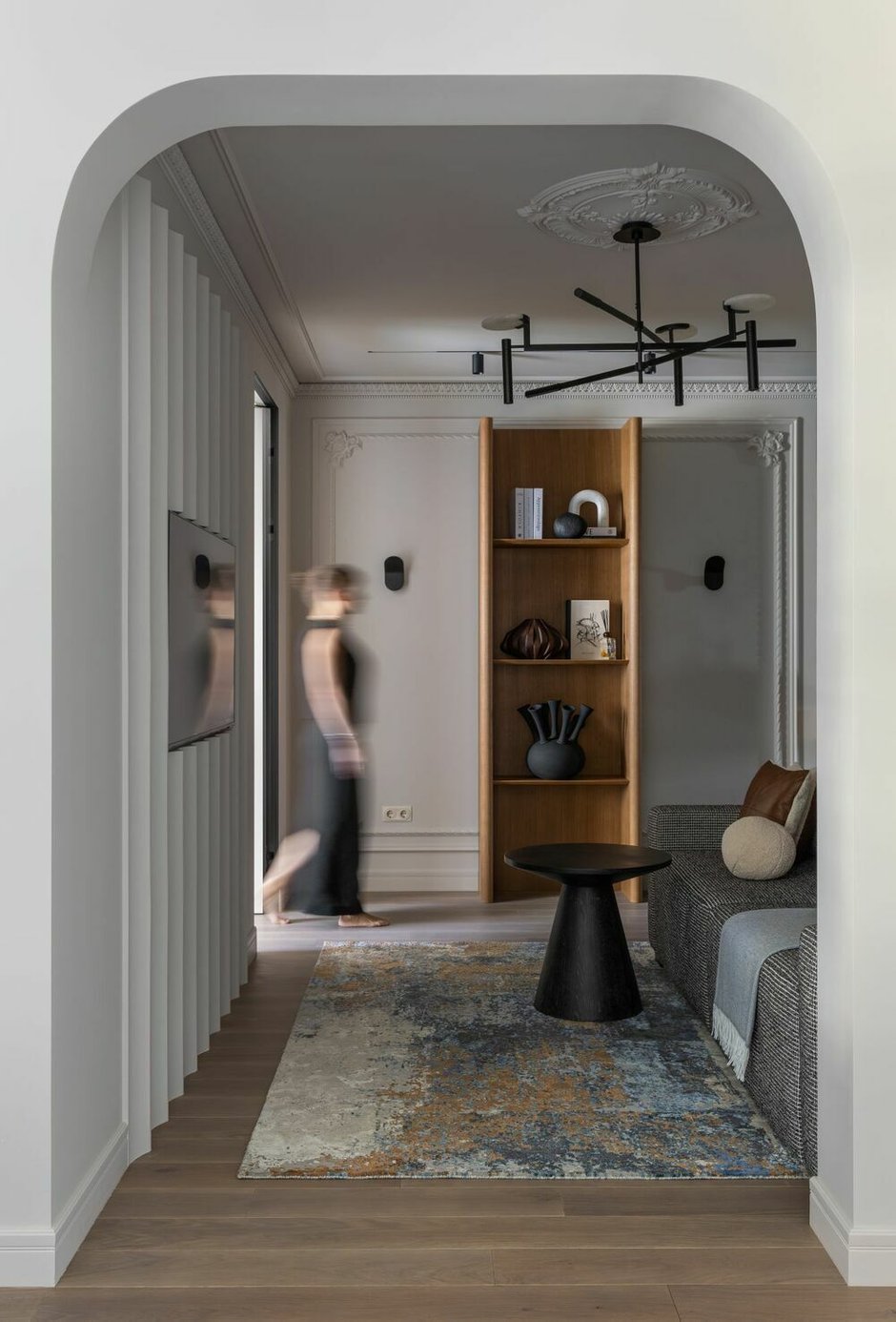 Классические молдинги и лепной декор, окрашенные в цвет стен, гармонично дополняют интерьер и делают его более уютным и атмосферным.