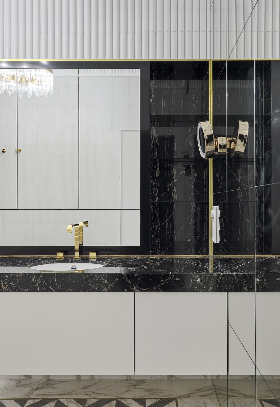 Латунные детали — элемент, который объединяет разные помещения в этой квартире.