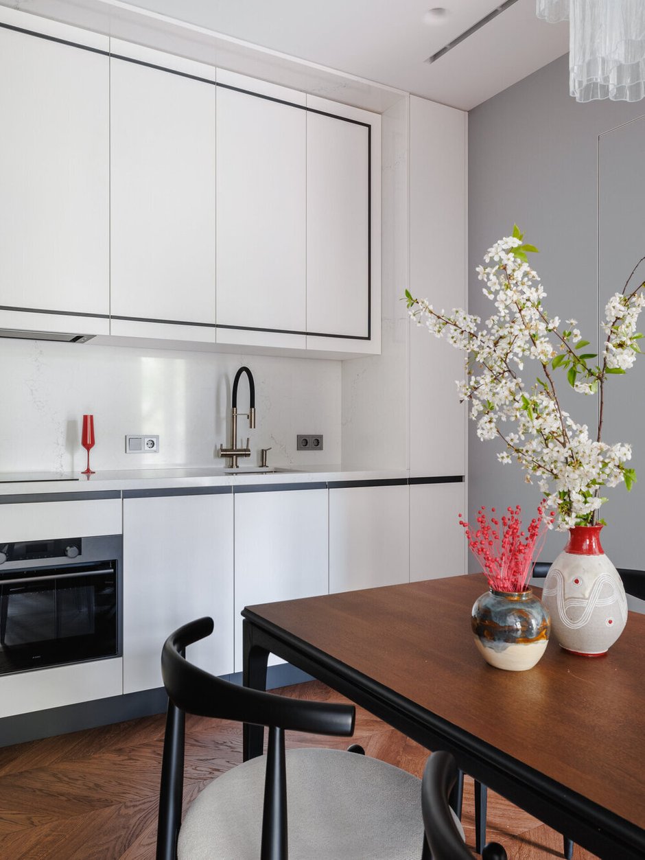 Фотография: в стиле , Квартира, Интерьер комнат, Интерьерный стиль, Дизайн интерьера, Советы, планировка узкой кухни в хрущевке, переделка хрущевки, Хрущевка, советский дизайн, интерьер хрущевке, ремонт сталинки, кухня в сталинке, интерьер хрущевки, дизайн хрущевки, Хранение в хрущевке, жилье ссср, советское жилье, Советские лайфхаки, как жили в ссср, Почему в советских квартирах делали кладовки, архитектурные решения – фото на INMYROOM