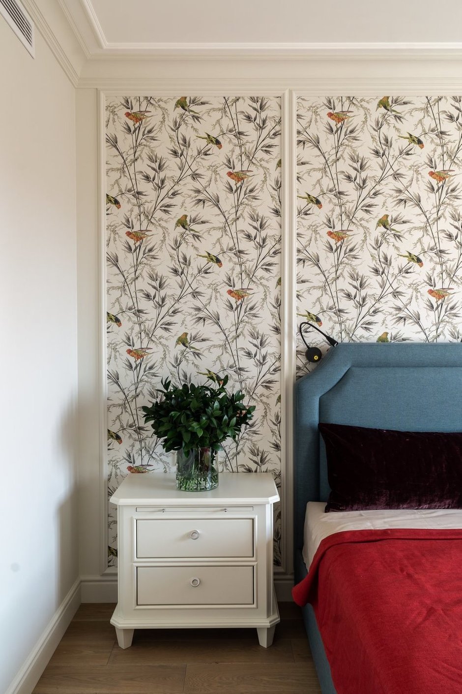 Фотография: Спальня в стиле Классический, Современный, Квартира, Белый, Проект дня, Москва, Бежевый, 3 комнаты, Более 90 метров, Кристина Изотова – фото на INMYROOM