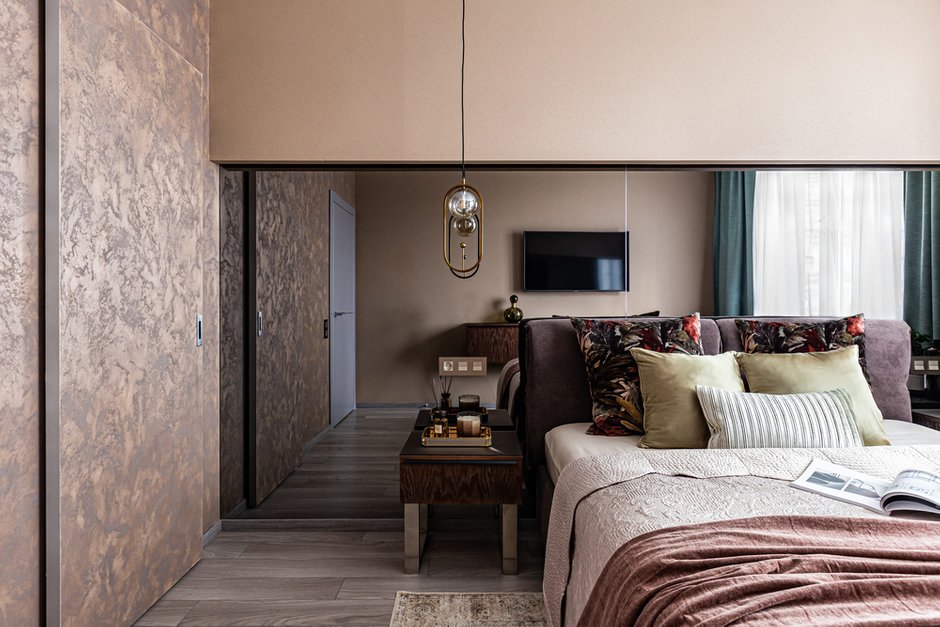 Для отделки в спальне использовали не только краску, но и декоративную штукатурку и зеркала, которые расширяют пространство.