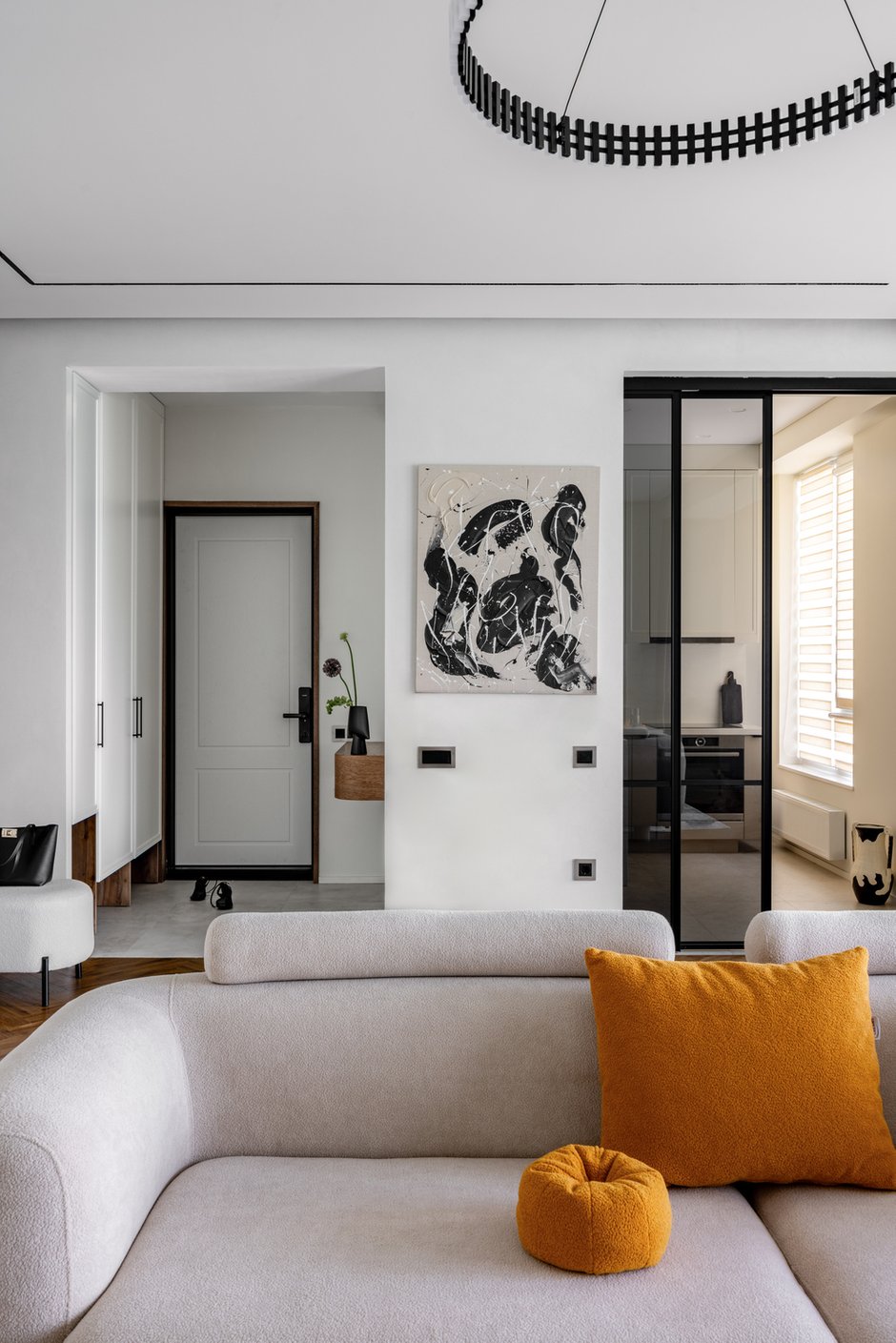 Фотография:  в стиле , Квартира, Проект дня, Монолитный дом, 3 комнаты, Алматы, минимализм с элементами современного дизайна, Данара Байтурсынова – фото на INMYROOM