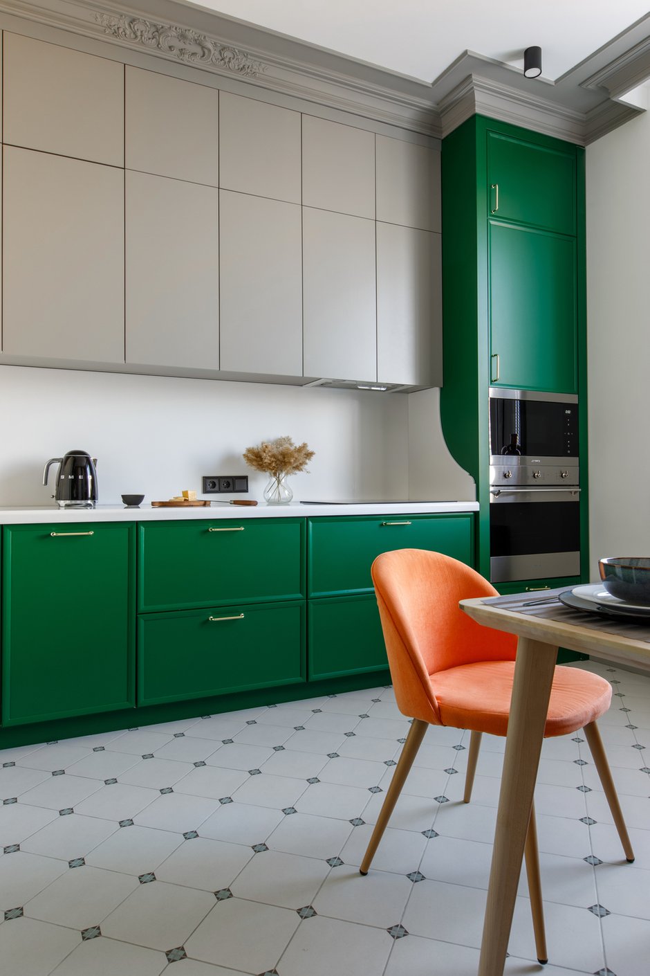 Фасады кухни выкрашены в один цвет с карнизами и плинтусами.