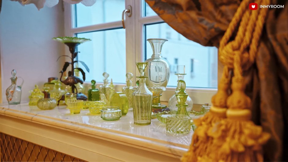 Фотография: в стиле , Интерьер комнат, Интерьерный стиль, Дизайн интерьера, LIFESTYLE, Музей-мастерская Людмилы Гурченко, Людмила Гурченко, Квартира Людмилы Гурченко, жизнь Людмилы Гурченко, Гардероб Людмилы Гурченко, одежда Людмилы Гурченко, как жила Людмила Гурченко, квартира Людмила Гурченко, Гурченко, Коллекция Гурченко, Урановое стекло Гурченко, квартира гурченко – фото на INMYROOM