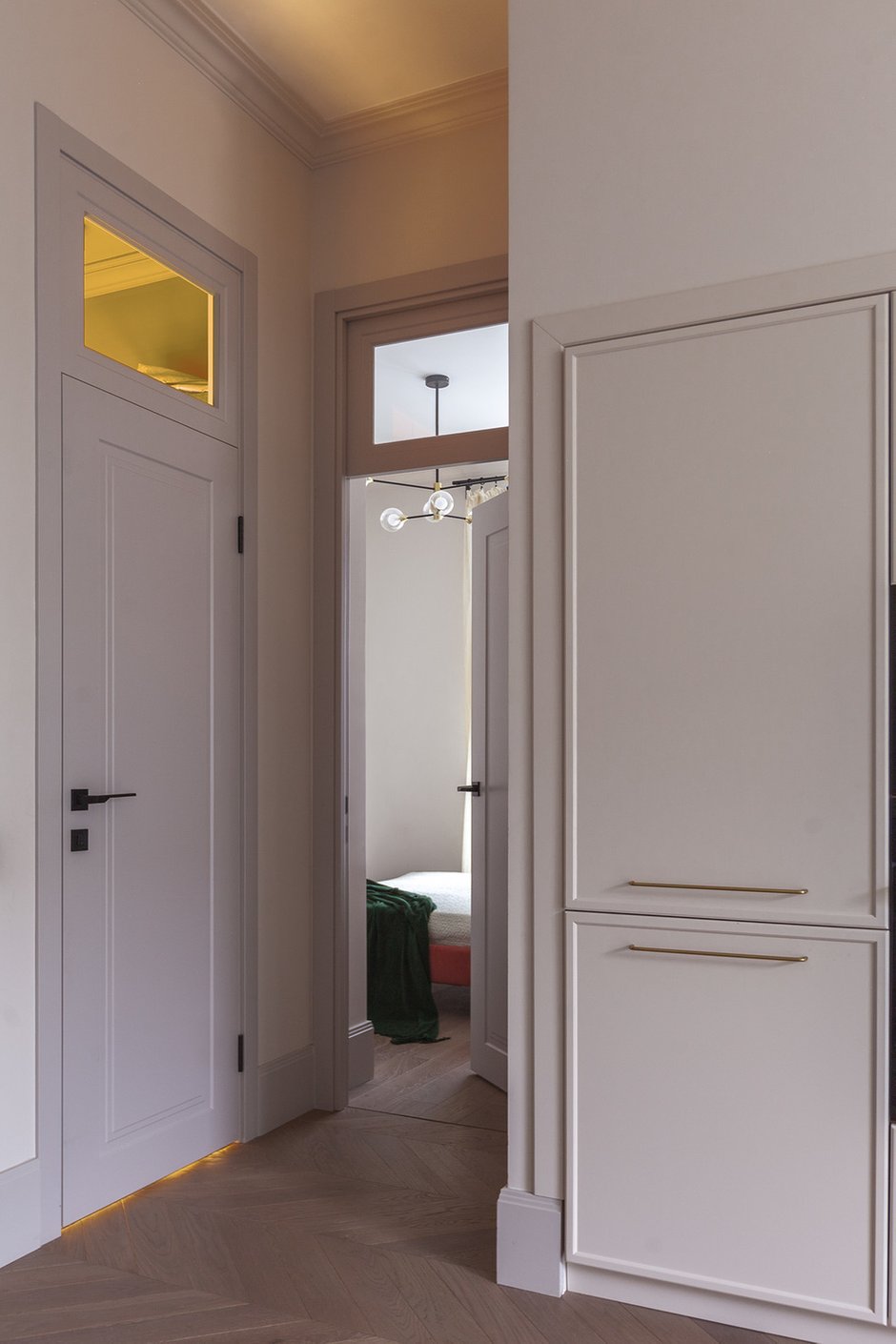 Двери в санузлы и в спальню хозяйки выбрали со стеклянными фрамугами. Таким образом, в темных уголках квартиры всегда есть дневной свет.