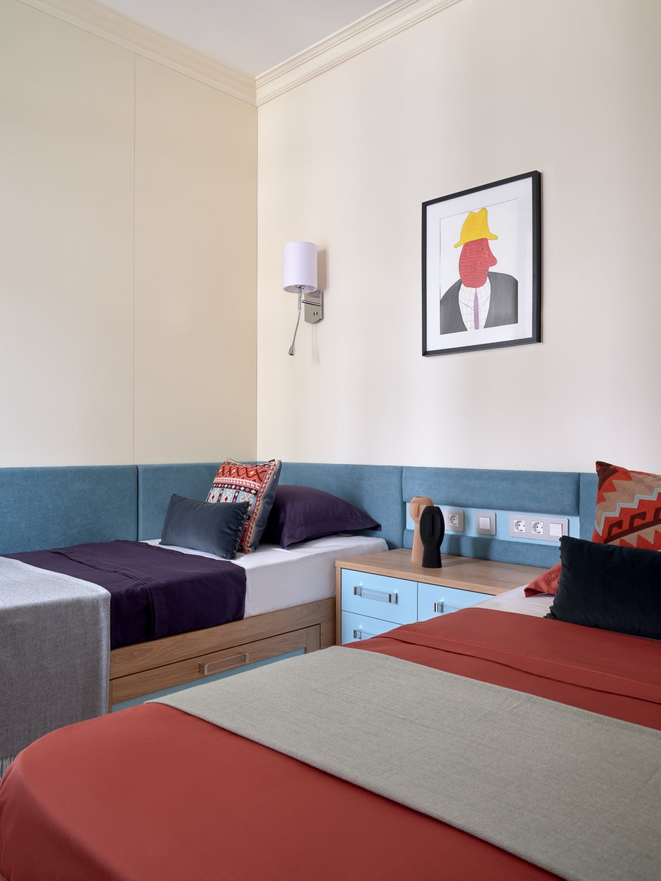 Над кроватями разместили функциональные бра, которые могут использоваться и как ночник, и для чтения. В центре между кроватями есть кнопка, с помощью которой можно выключить весь свет в комнате.