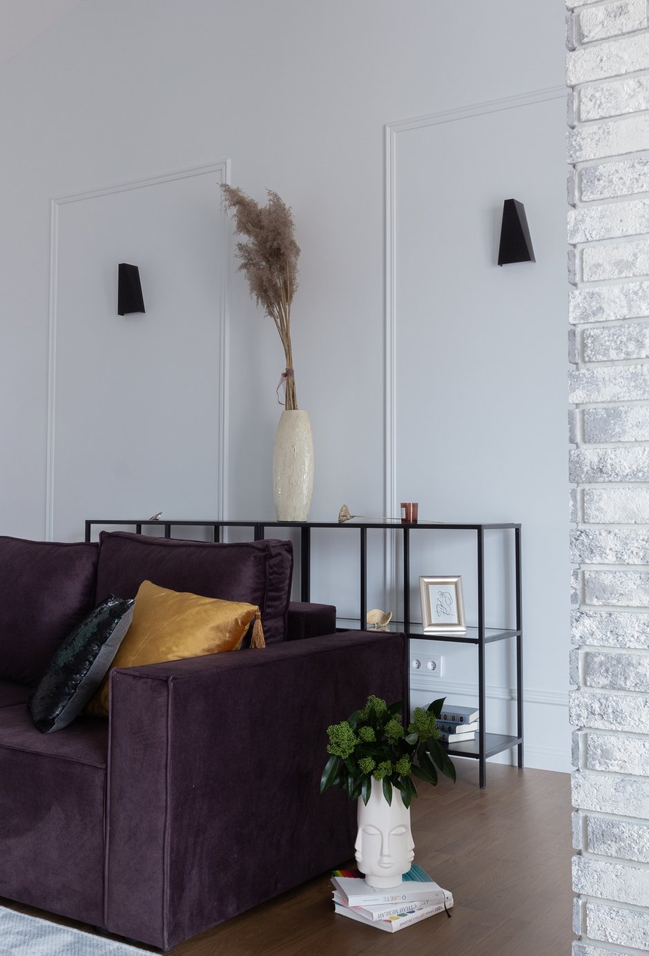 Декор собирался по крупицам из различных магазинов. Основная идея была добавить немного тропического настроения.