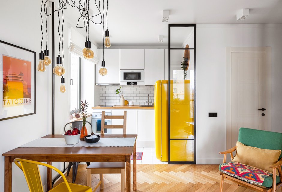 Ярко-желтый холодильник — это главный цветовой акцент всего интерьера. Он наполняет интерьер квартиры-студии солнечной позитивной энергетикой и приковывает к себе внимание с первого взгляда. 