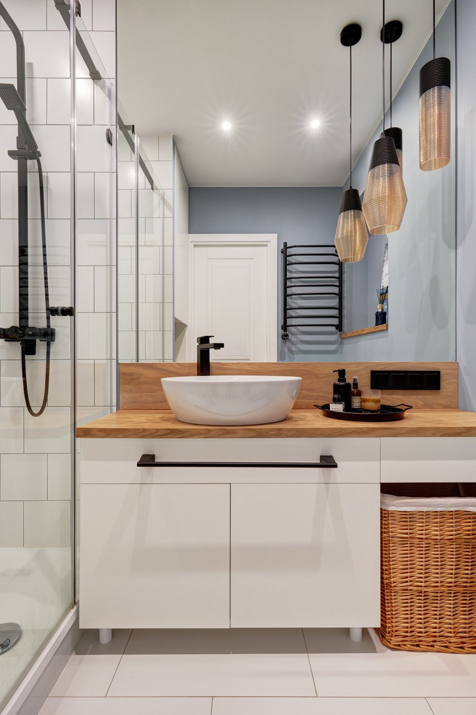 Мебель в санузле, шкаф в прихожей, зона хранения у окна в гостиной — все делалось на заказ. Это увеличило расходы, но каждый сантиметр был продуман и высчитан с учетом пожеланий заказчика, и потраченные деньги того стоили.