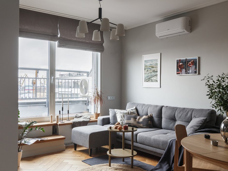 Цвет пола сделали натуральный без колеровки, но зато уложили венгерской елочкой.