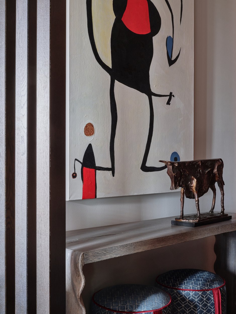 В прихожей над консолью картина Миро в интерпретации художницы Екатерины Корчагиной.