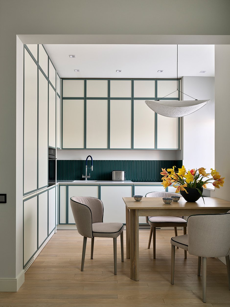 Фото: Кухня и столовая в стиле Модерн, Эклектика, Квартира, Проект дня, Москва, Фрунзенская набережная, Сталинка, 3 комнаты, 60-90 метров, Анна Громова – фото на INMYROOM