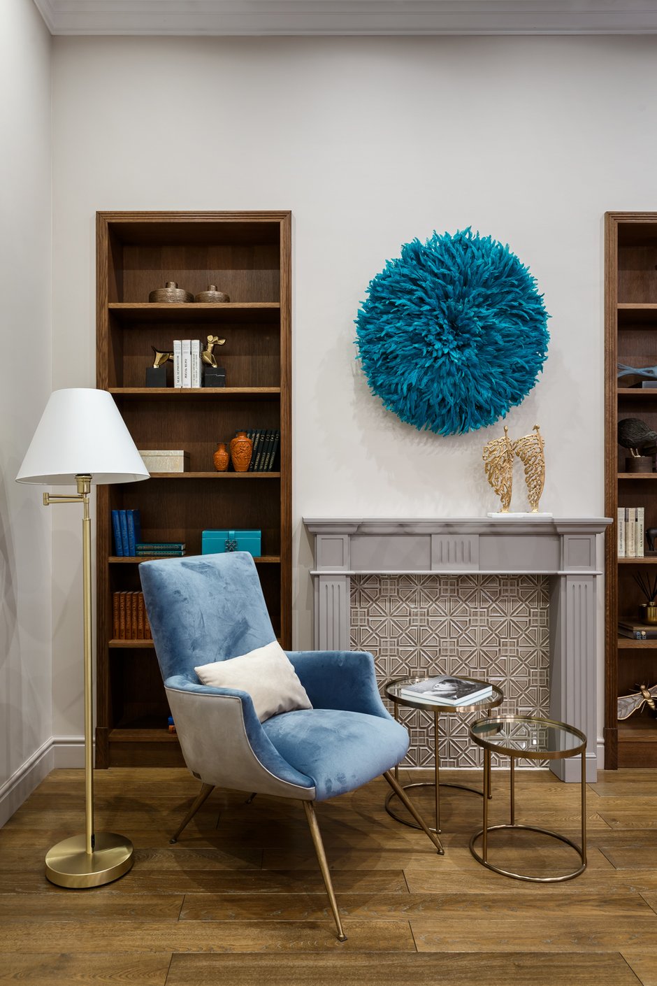 Фотография: Гостиная в стиле Классический, Современный, Квартира, Проект недели, Бежевый, Голубой, Бирюзовый, Кирпичный дом, 4 и больше, Более 90 метров, Иван Сорокин, Наталия Кацуцевичюс – фото на INMYROOM