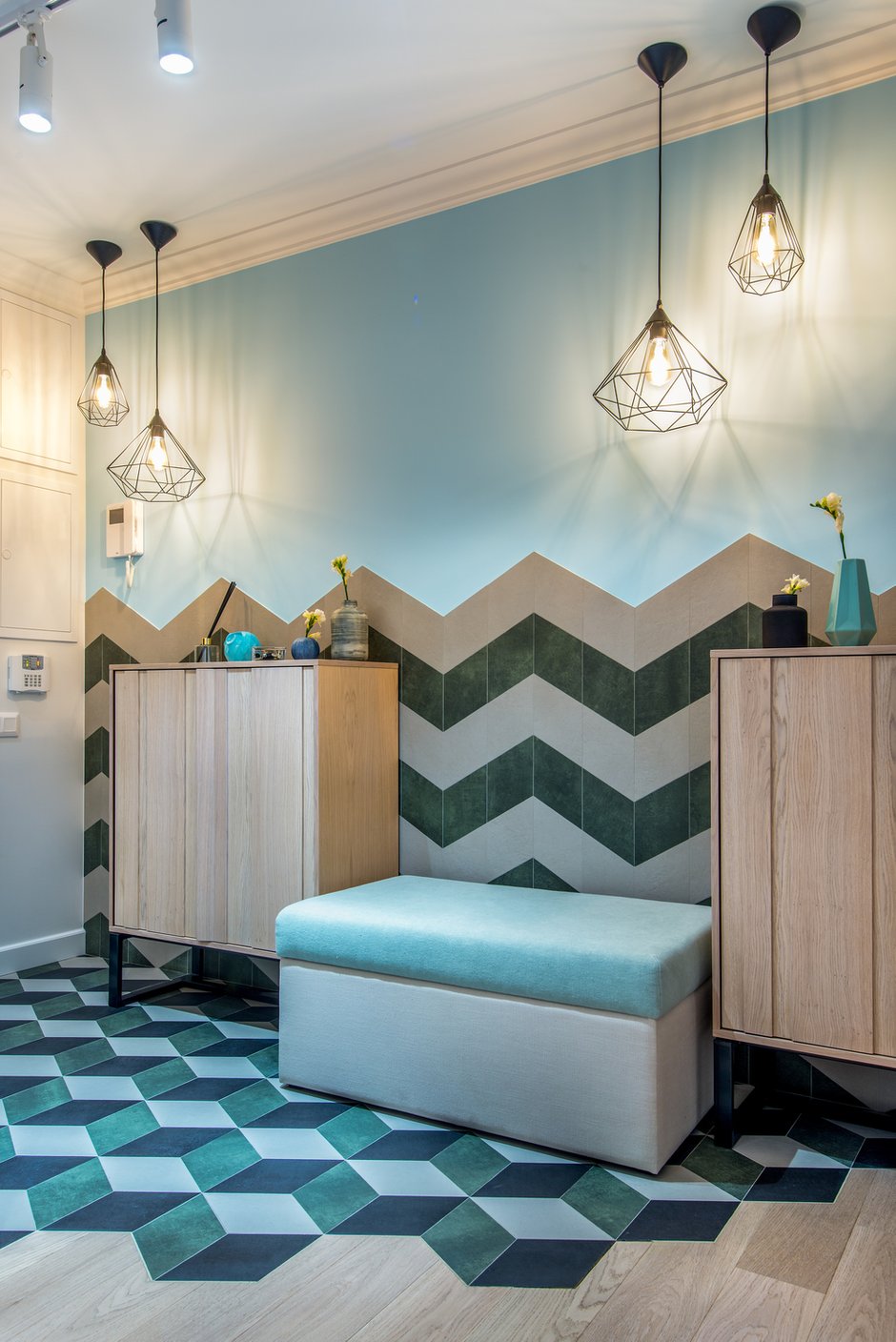 Фотография: Прихожая в стиле Современный, Эклектика, Квартира, Белый, Проект дня, Черный, Москва, Зеленый, Бежевый, Желтый, Панельный дом, 2 комнаты, Евгений Гнесин, Roomba Interior – фото на INMYROOM