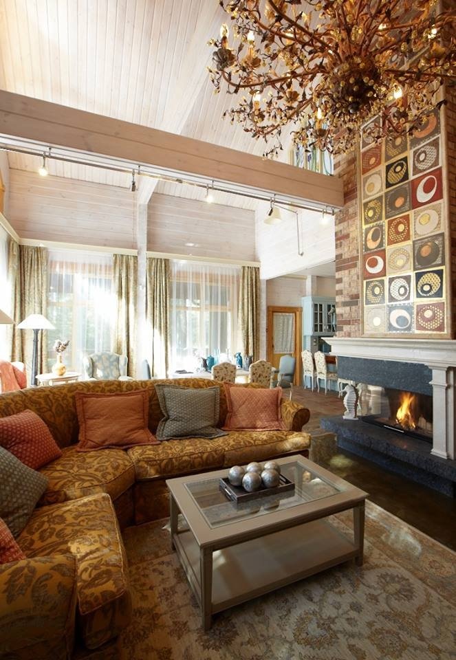 Фотография: Гостиная в стиле Прованс и Кантри, Классический, Дом, Проект недели, Екатерина Блохина, Дом и дача, Московская область, дом из бруса, Антон Корнеев, Korneev Design Workshop, гостиная с камином, как оформить деревянный дом, дом с мансардой – фото на INMYROOM