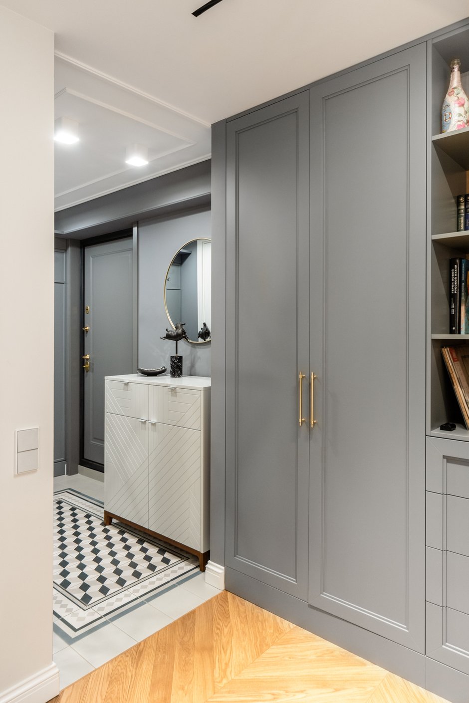 Фотография: Прихожая в стиле Современный, Классический, Квартира, Проект недели, Москва, Наталья Сорокина, 2 комнаты, 40-60 метров – фото на INMYROOM