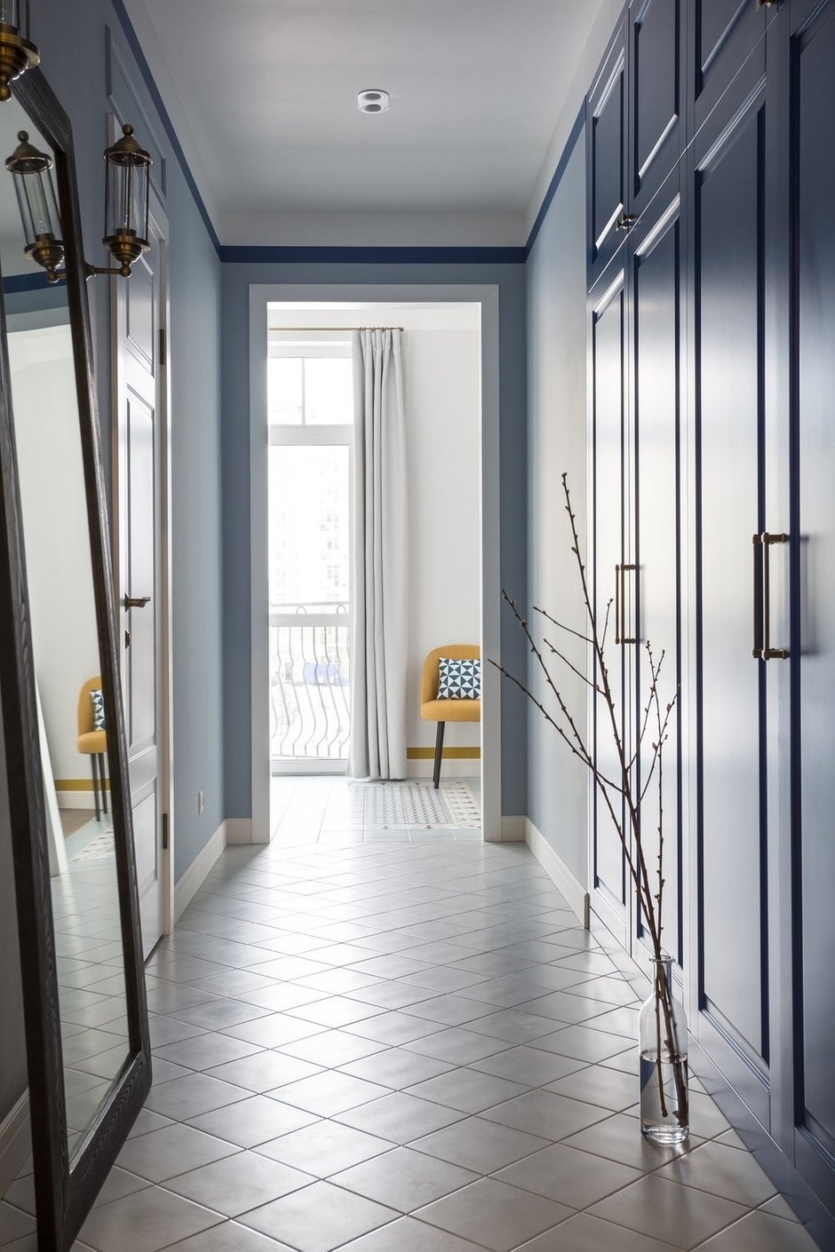 Для чемоданов, бытовых принадлежностей и верхней одежды предусмотрен встроенный шкаф в холле.