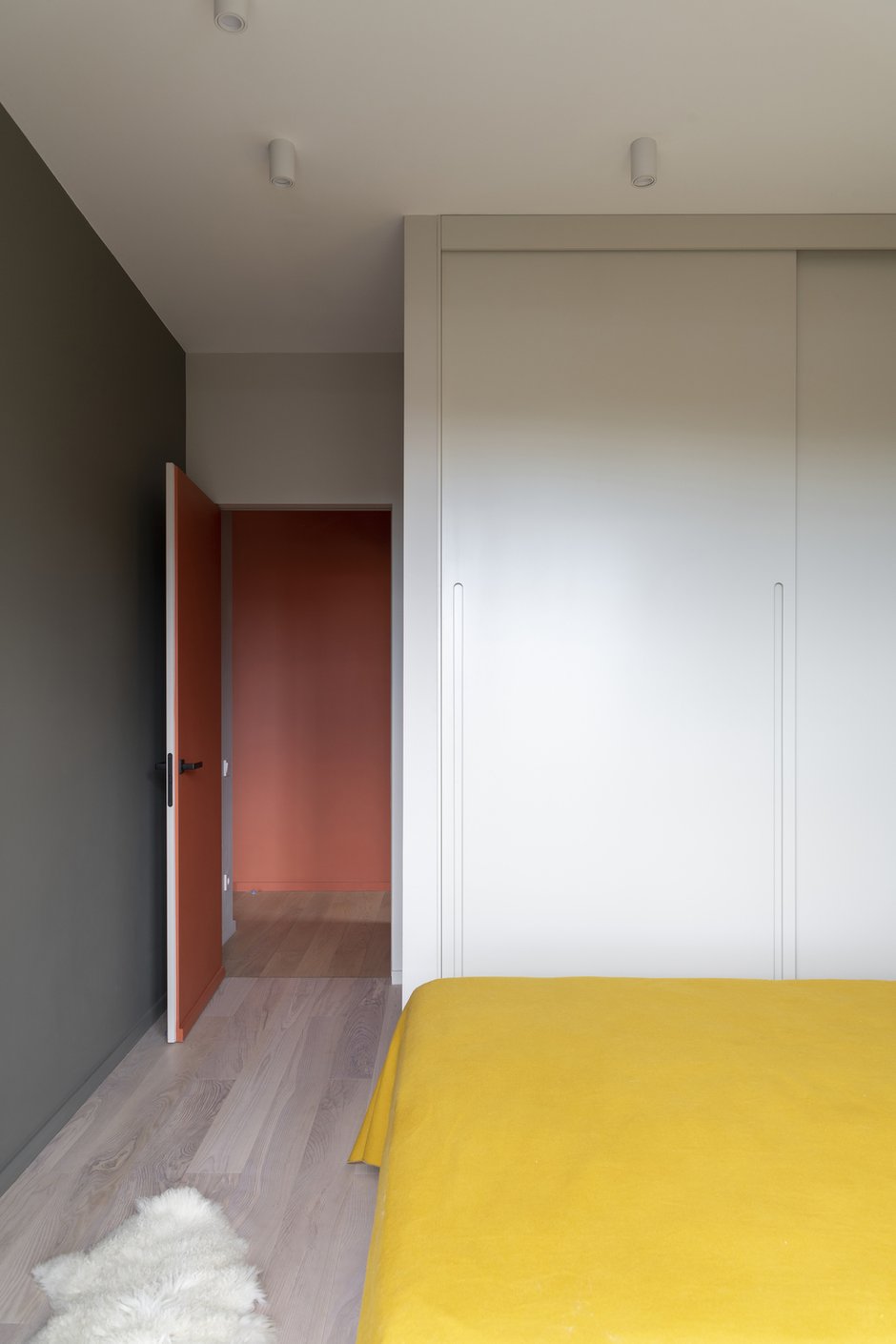 Хозяевам близка идея минимализма, поэтому во всех помещениях только самая необходимая мебель.