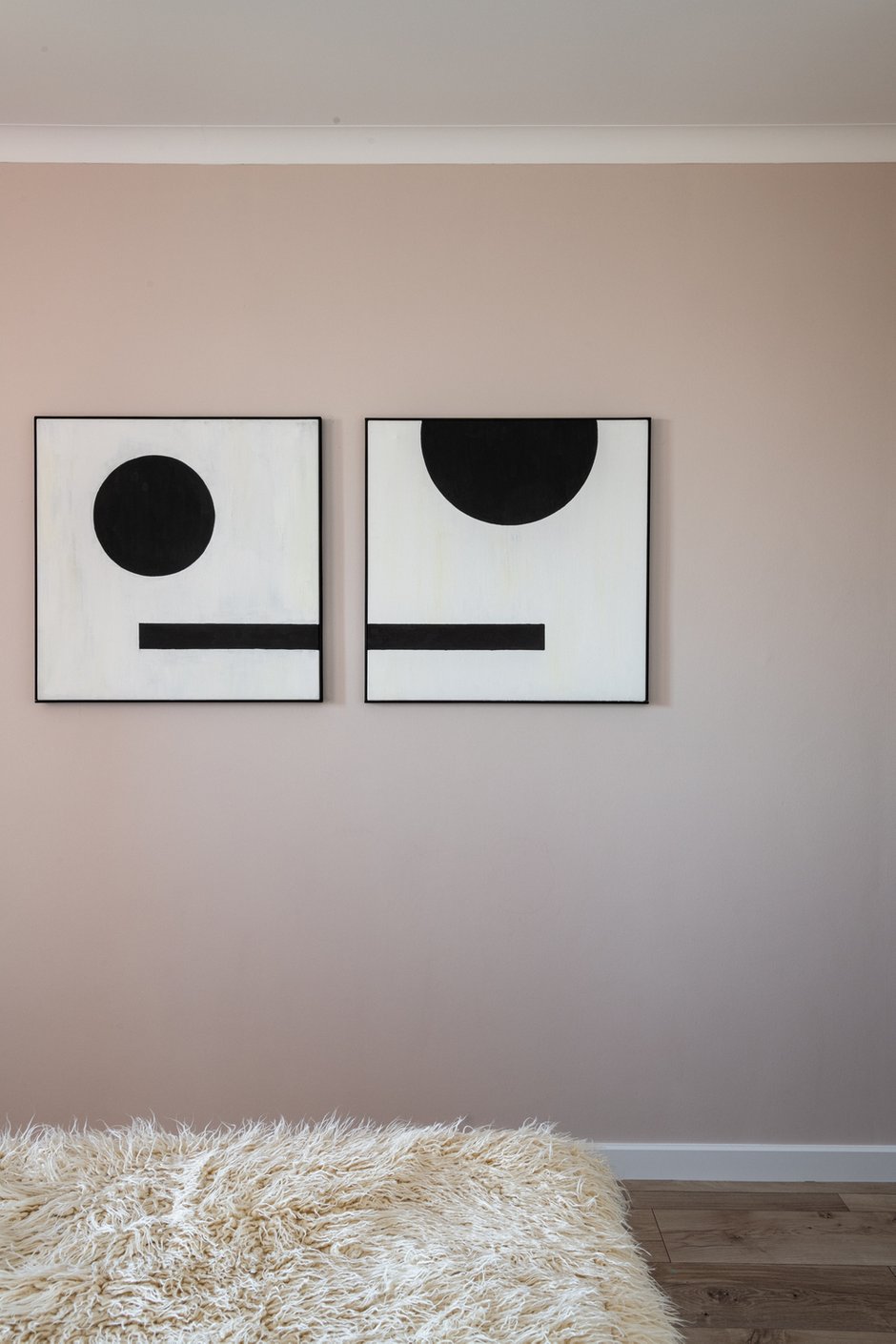 «Создавая проект, я понимала, какие художественные работы хочу видеть в каждой зоне. Поэтому написала и подготовила интерьерные работы сама. В спальне это диптих „Качели“. В интерьер нужно было добавить динамики и округлых контрастных форм. Черная графика всегда хорошо сочетается с желтым и золотым», — делится дизайнер.