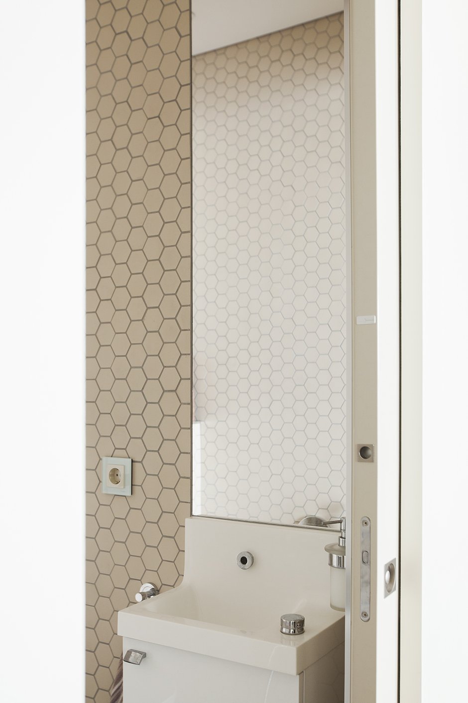 Фотография: Ванная в стиле Минимализм, Квартира, Проект недели, Москва, Эко, новостройка, Ариана Ахмад, Татьяна Карякина, Монолитный дом, 4 и больше, Более 90 метров – фото на INMYROOM