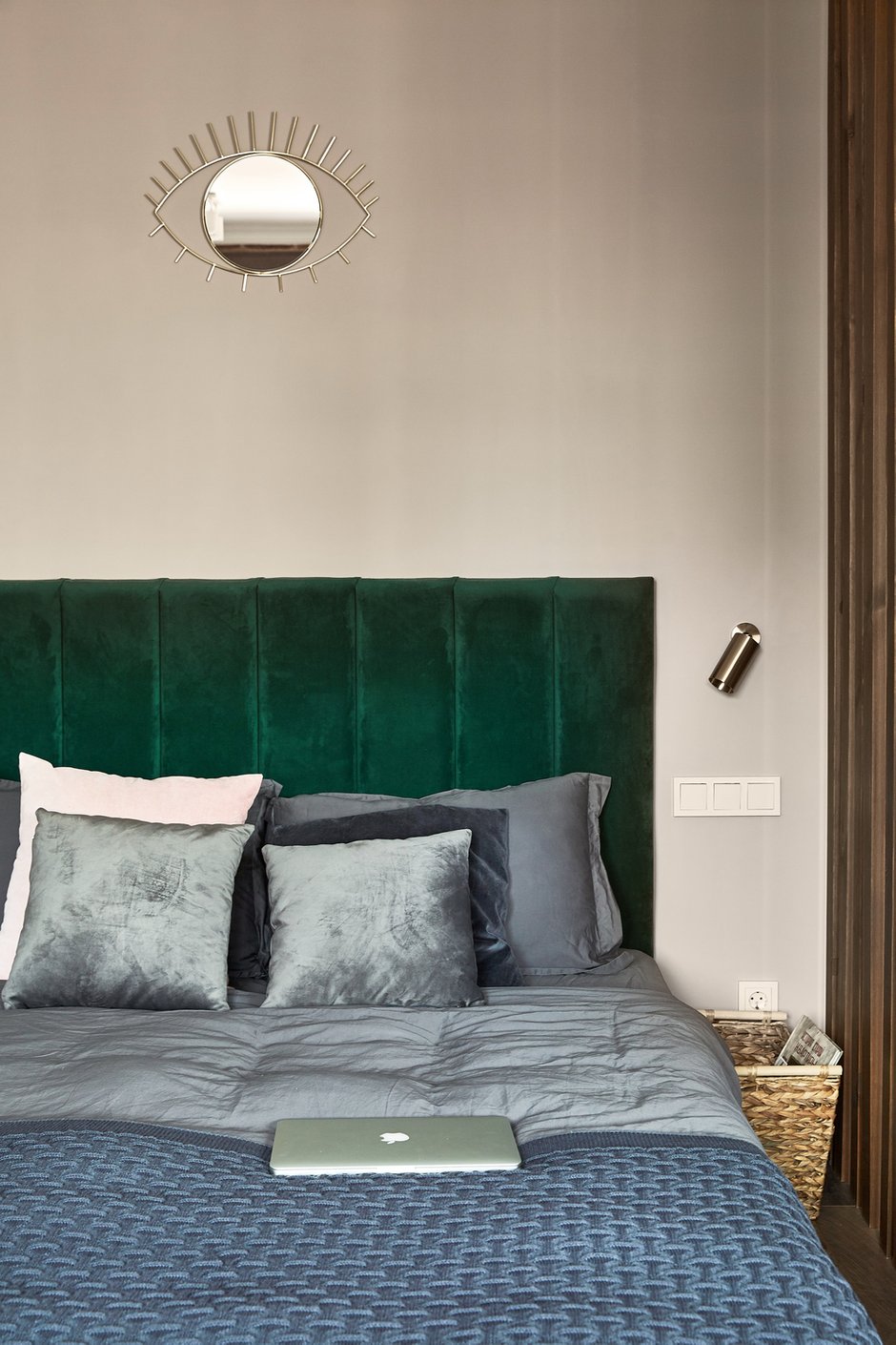 Кровать выбрали с подъемным механизмом, чтобы добавить место для хранения. С обеих сторон предусмотрели проходы для удобства эксплуатации.