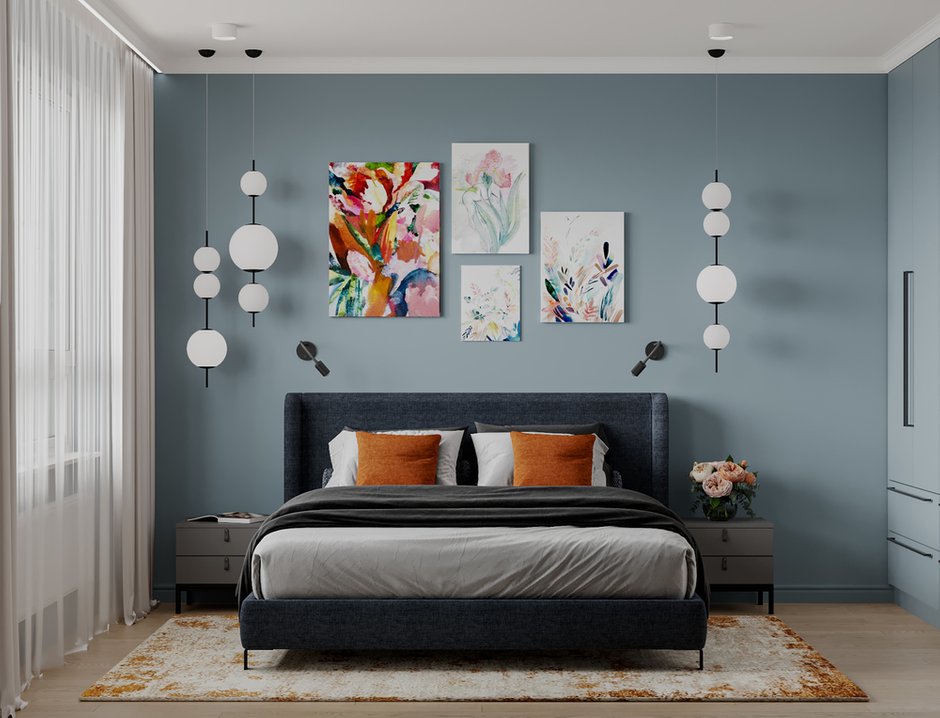 Стена в изголовье просто покрашена, но за счет композиции из картин и красивых подвесных светильников по бокам смотрится очень активно.