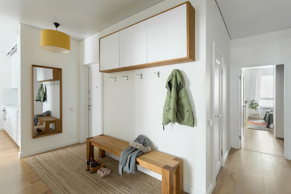 В прихожей над лавкой навесные шкафчики ИКЕА БЕСТО, которые были доработаны и обрамлены по периметру МДФ-панелями, шпонированными натуральным дубом. В этих шкафчиках спрятан электрощиток и роутер.