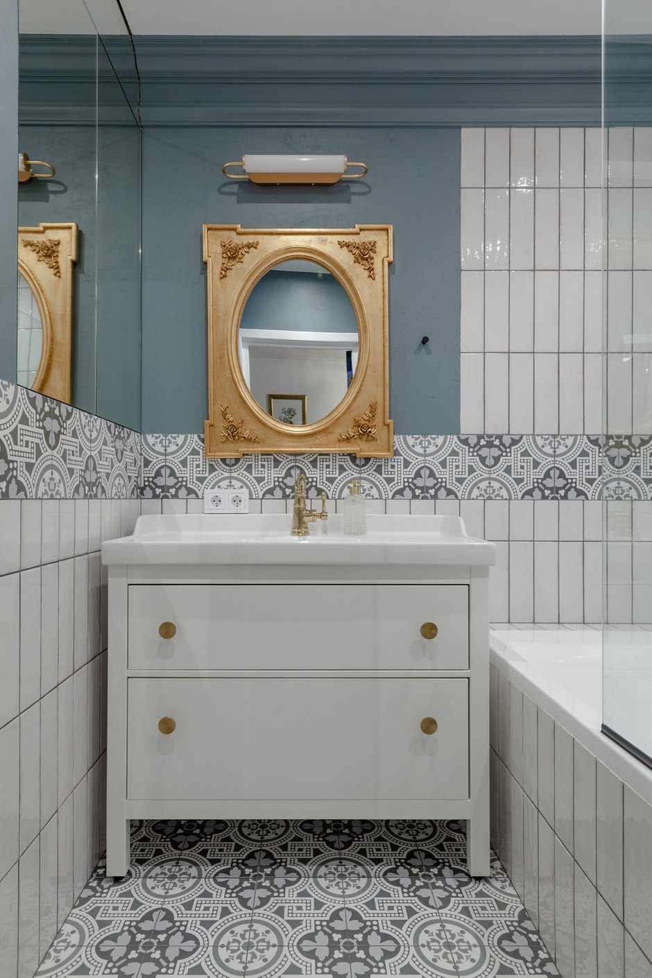 Стены в санузле и ванной частично отделаны плиткой, частично выкрашены влагостойкой английской краской по черновой штукатурке.