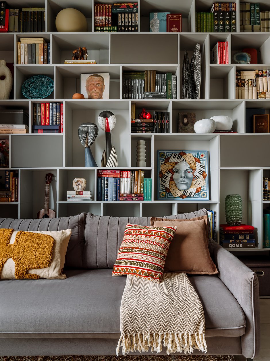 Все предметы мебели подбирались под проект в рамках бюджета, в балансе внешний вид и качество. Диван в гостиной — современная модель, его ткань очень легко чистится, и, что самое приятное, он бюджетный. Выбор был обусловлен детством ребенка, чтобы в случае чего было не жаль заменить диван через пару лет.