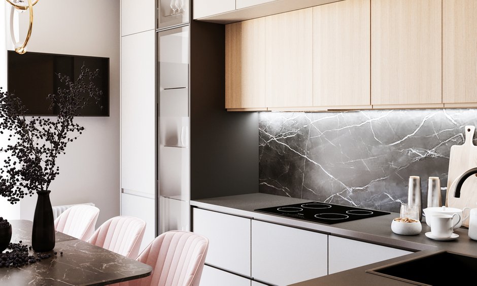 Стена ТВ-зоны и кухонный фартук выполнены в отделке из керамогранита под темный мрамор.