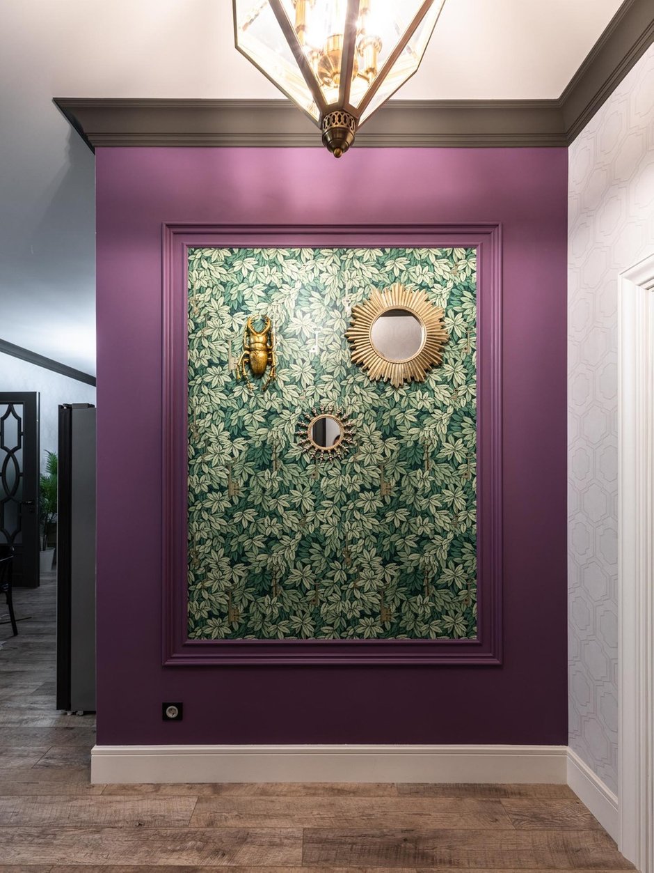 В коридоре мы использовали обои Cole&Son в сочетании с насыщенным пурпурным цветом.
