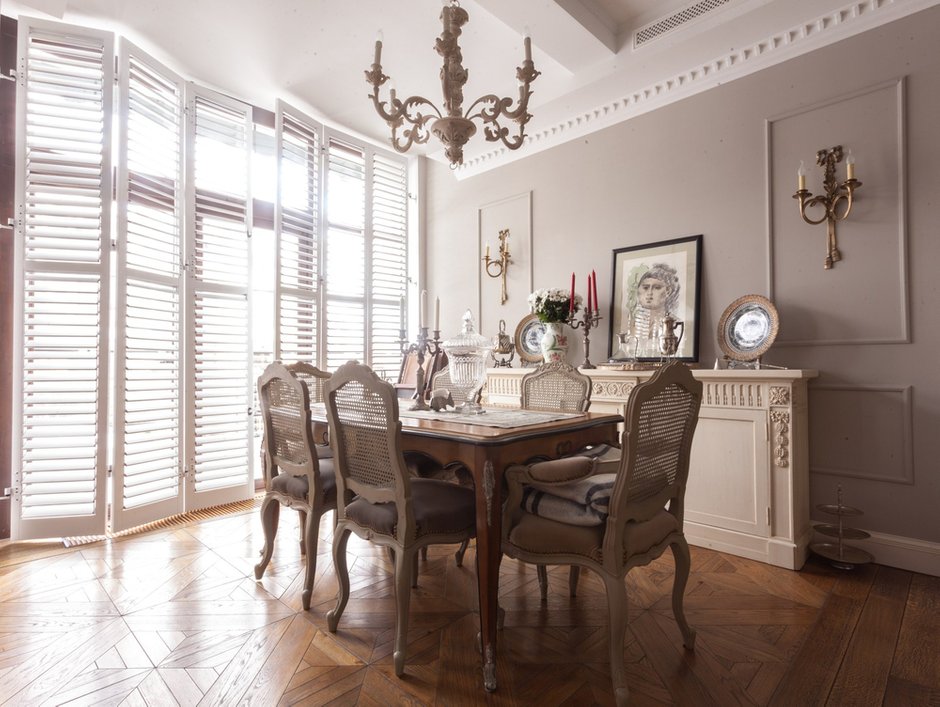 Фотография:  в стиле , Классический, Эклектика, Дом, Россия, Restoration Hardware, Белый, Проект недели, Черный, Москва, Красный, Dulux, Серый, Коричневый, Никита Морозов, интерьер загородного дома, Possoni, Arte Veneziana S.r.l, Traditional Bathrooms, Devon & Devon, Casa d'Arte Paoletti, Old Wood, Roche Bobois, Stovax William IV, как обустроить загородный дом, классический стиль в интерьере, камин в гостиной, Таунхаус – фото на INMYROOM