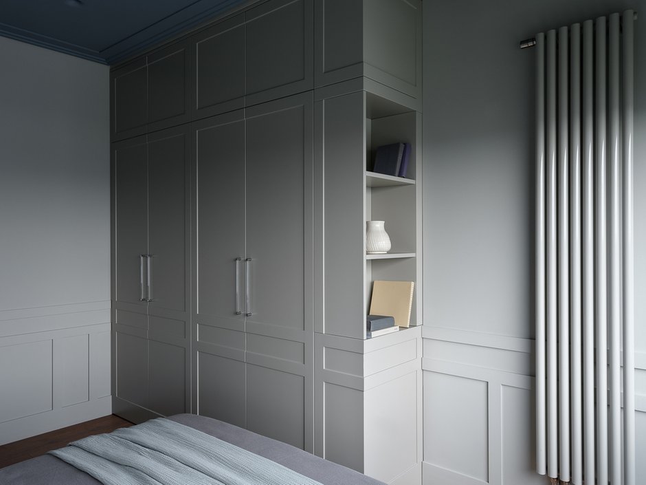 Шкаф для гостевой спальни с прозрачными ручками является визуальным продолжением стен.