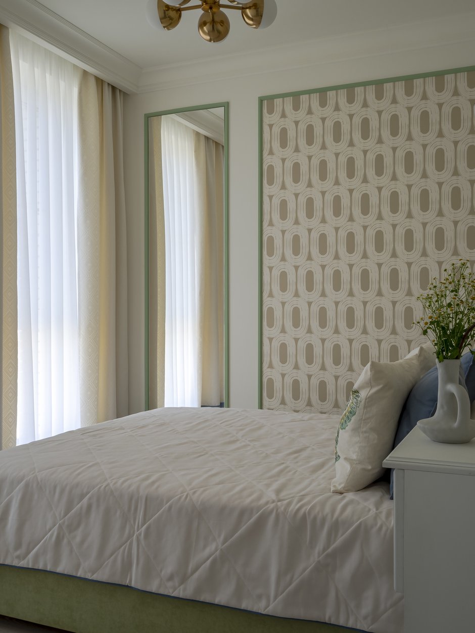 Расширить пространство небольшой комнаты помогают зеркала.