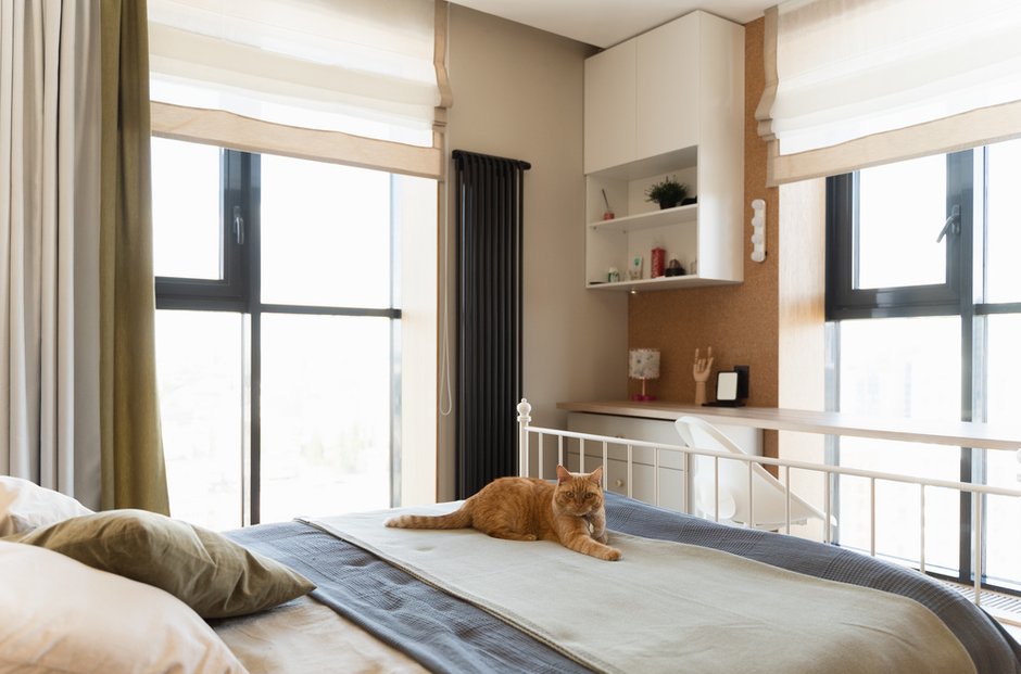 Старшая дочь заказчиков любит хранить заметки и фотографии на стенах. Специально для нее дизайнеры полностью оформили пробкой одну из стен.