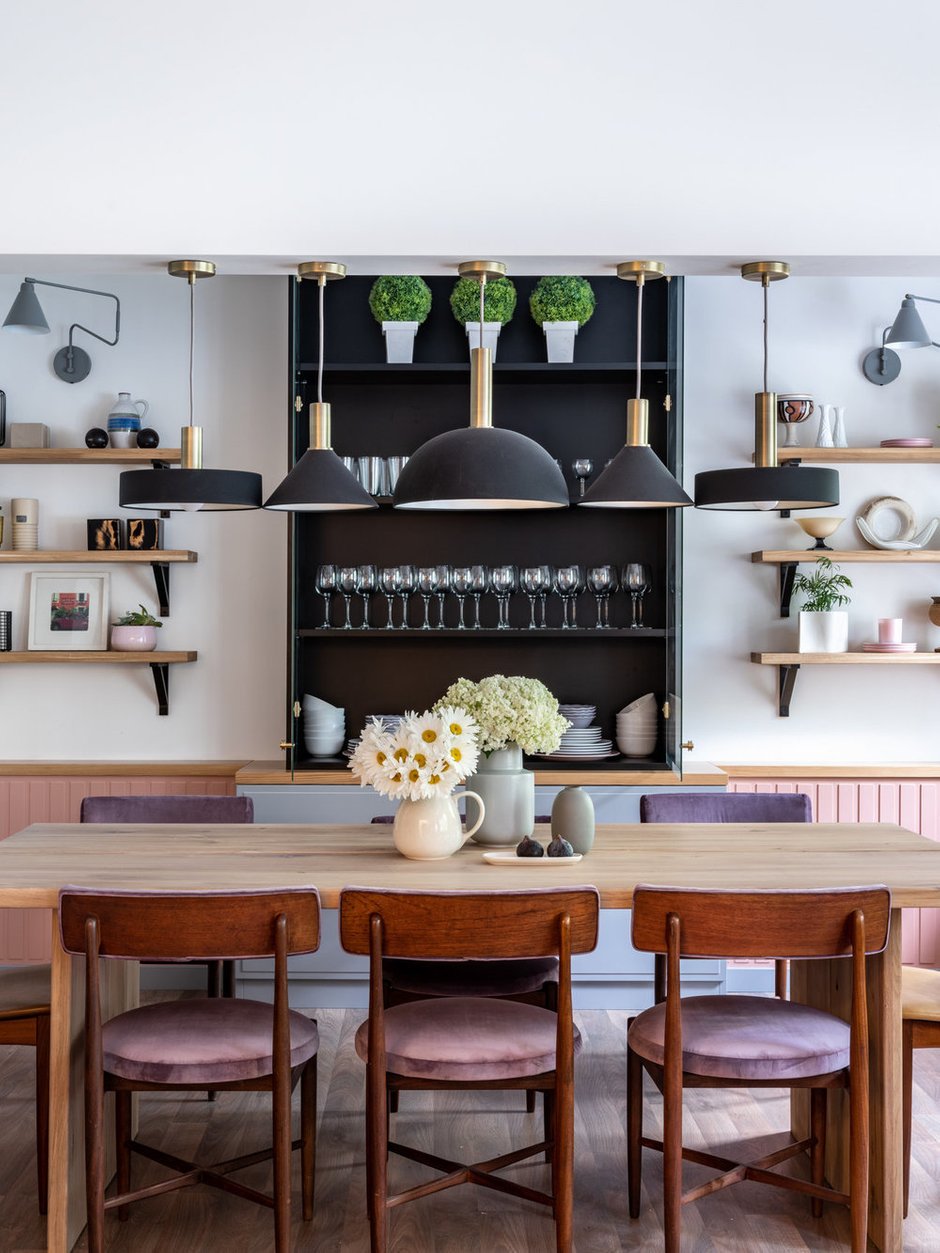 В комнате центральное место занимает большой обеденный стол на восемь персон.  