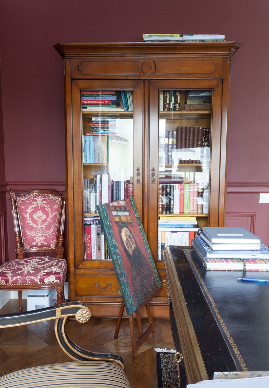 Фотография:  в стиле , Классический, Эклектика, Дом, Россия, Restoration Hardware, Белый, Проект недели, Черный, Москва, Красный, Dulux, Серый, Коричневый, Никита Морозов, интерьер загородного дома, Possoni, Arte Veneziana S.r.l, Traditional Bathrooms, Devon & Devon, Casa d'Arte Paoletti, Old Wood, Roche Bobois, Stovax William IV, как обустроить загородный дом, классический стиль в интерьере, камин в гостиной, Таунхаус – фото на INMYROOM