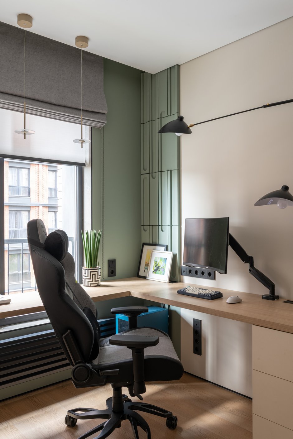 На пол уложен кварцвинил, что объясняется практичной стороной: молодая пара планирует купить собаку и хотела износостойкое покрытие.