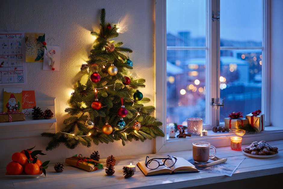 Фотография: в стиле , Интерьер комнат, Интерьерный стиль, Дизайн интерьера, Советы, Новый Год, декор дома к Новому году, как выбрать елку к Новому году, как оформить квартиру к новому году, декор квартиры к новому году, как декорировать гостиную к новому году, как украсить интерьер к новому году, Елка в маленькой квартире, куда поставить елку в маленькой квартире – фото на INMYROOM