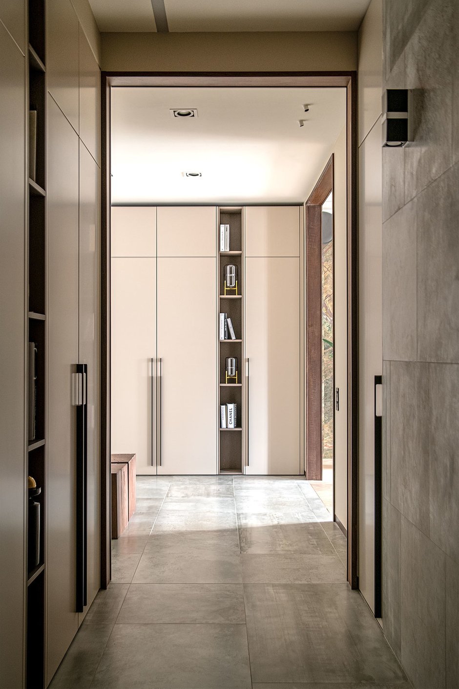 На стене в прихожей частично использовали керамогранит. Это было сделано в декоративных целях,  чтобы скрыть люк доступа к стояку. 