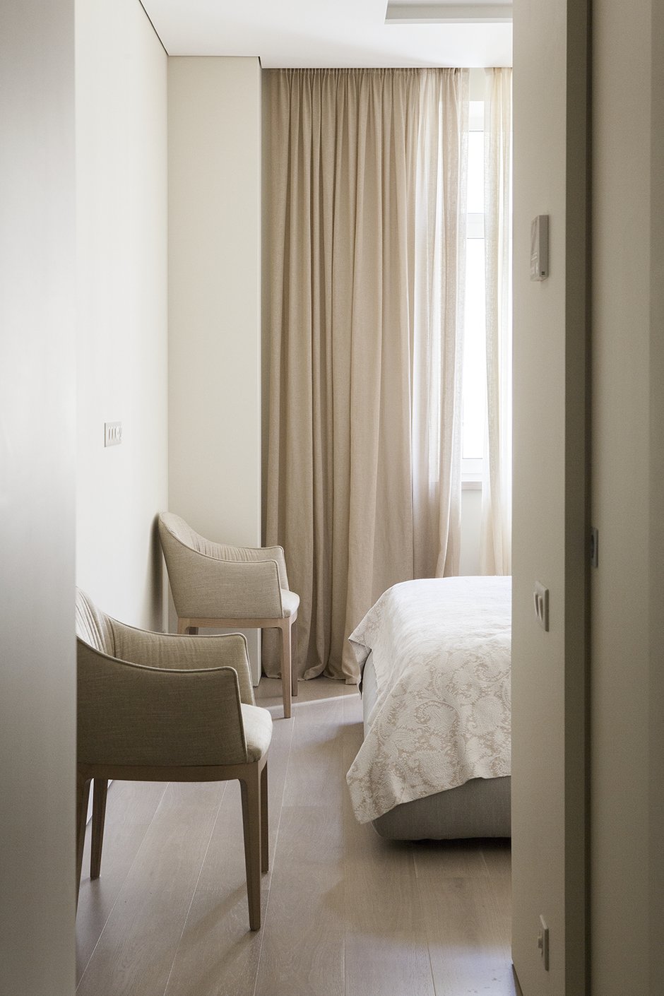 Фотография: Спальня в стиле Минимализм, Квартира, Проект недели, Москва, Эко, новостройка, Ариана Ахмад, Татьяна Карякина, Монолитный дом, 4 и больше, Более 90 метров – фото на INMYROOM