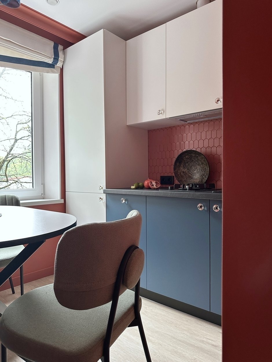 Фотография:  в стиле , Кухня и столовая, Квартира, Интерьер комнат, Интерьерный стиль, Дизайн интерьера, Переделка, переделка кухни, маленькая кухня, кухня в хрущевке, как оформить интерьер кухни, интерьер кухни, эргономика кухни, переделка хрущевки, ремонт хрущевки, Хрущевка, как оформить кухню, хрущевка дизайн – фото на INMYROOM