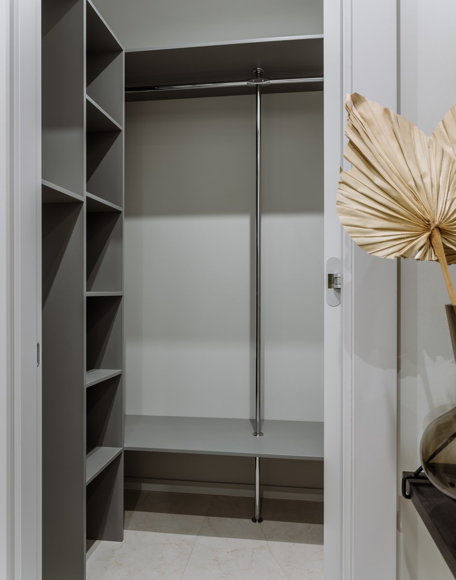 Фотография: Гардеробная в стиле Современный, Квартира, Проект недели, Москва, 2 комнаты, 40-60 метров, Ксения Коновалова – фото на INMYROOM