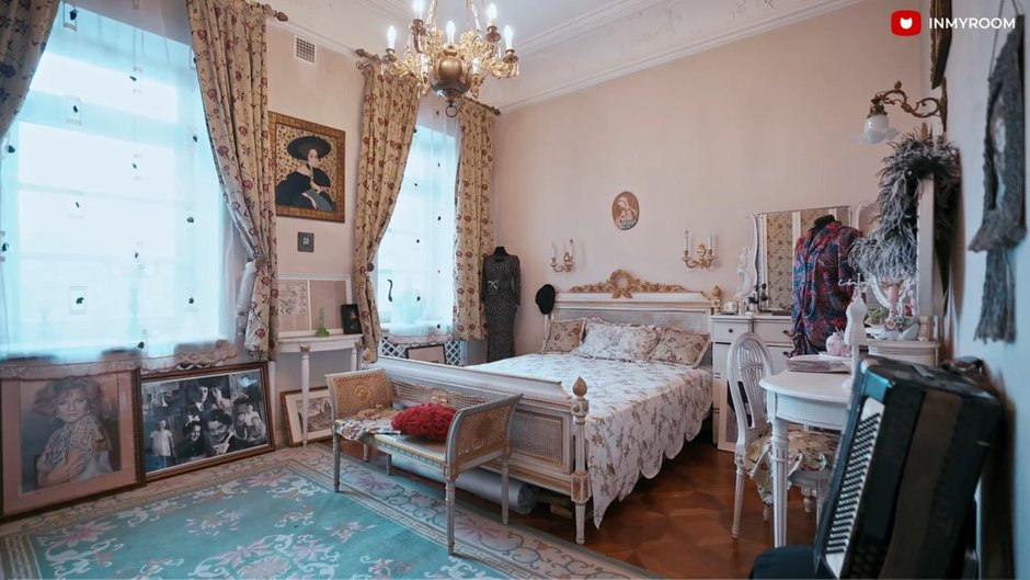 Фотография: в стиле , советский дизайн, LIFESTYLE, Людмила Гурченко, Квартира Людмилы Гурченко, жизнь актрисы, квартира актрисы, советские актрисы, жилье ссср, жизнь Людмилы Гурченко, Гардероб Людмилы Гурченко, как одевалась Людмила Гурченко, образы Людмилы Гурченко, одежда Людмилы Гурченко, как жила Людмила Гурченко, квартира Людмила Гурченко, Гурченко, Коллекция Гурченко, Урановое стекло Гурченко – фото на INMYROOM