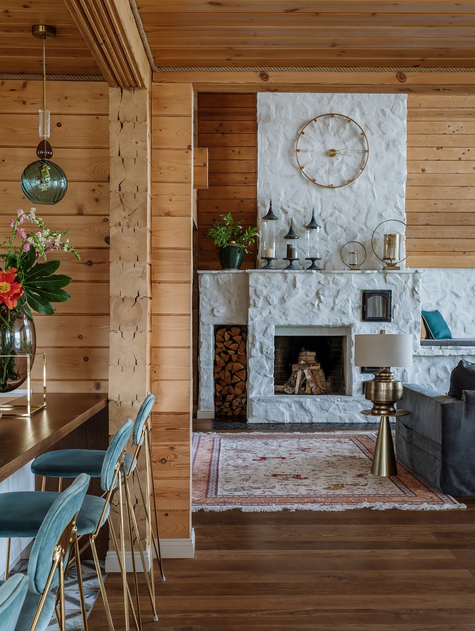 Для хозяев важны семейные ценности, поэтому центром и сердцем дома стал массивный камин, у которого можно собираться всей семьей по вечерам, читать книги и обсуждать планы на будущее и настоящее. 