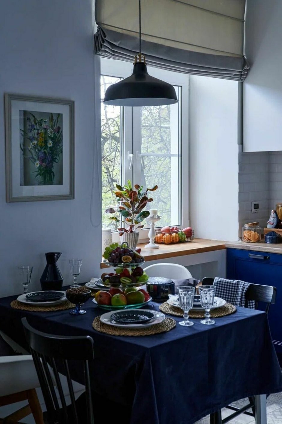 На столе у Олеси всегда много цветов, а посуда подобрана в тон интерьеру.