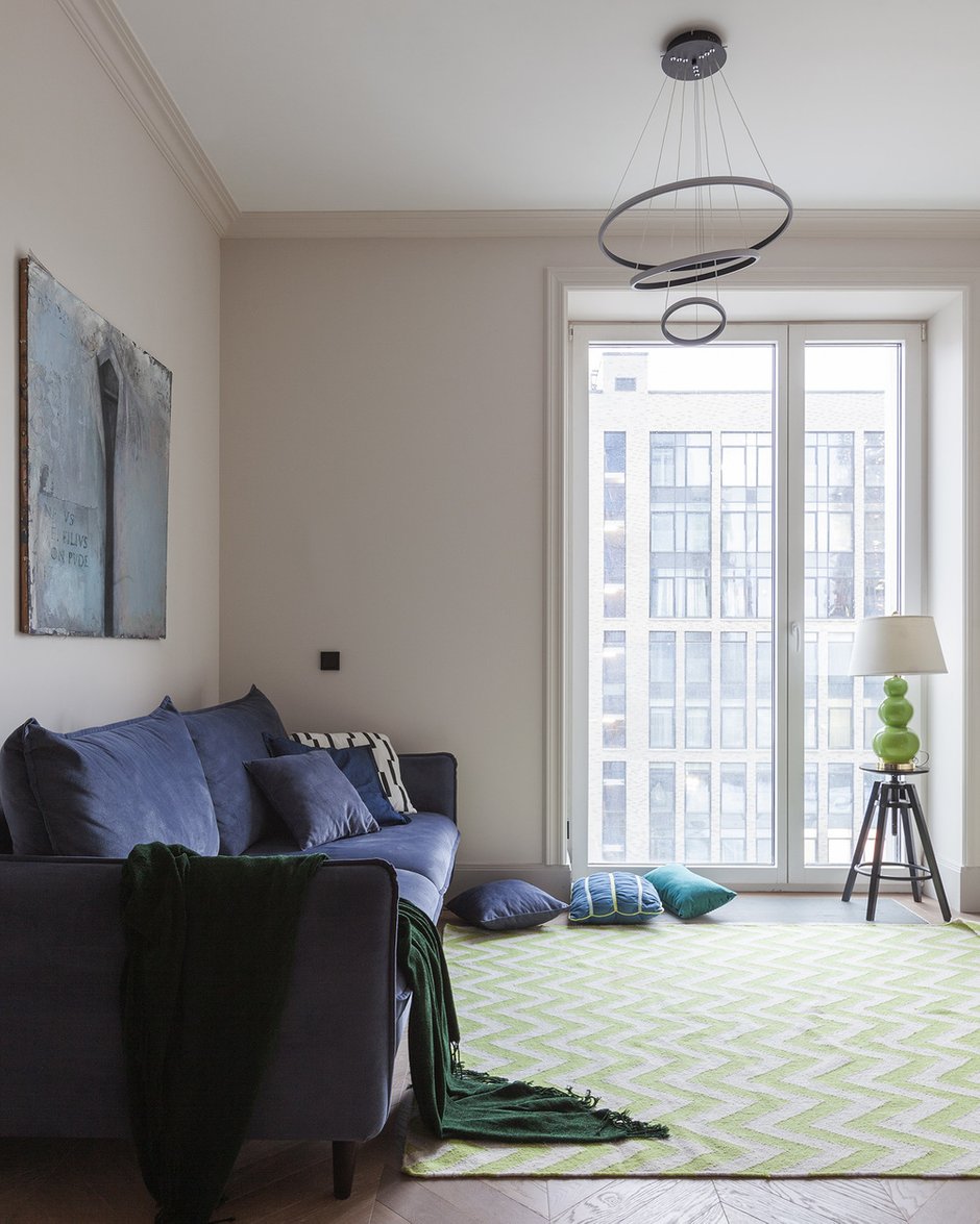 Ковер и зеленая коллекция настольных ламп бренда Safavieh были привезены из США хозяйкой еще до покупки этой квартиры, а сейчас они идеально вписались в новый интерьер.