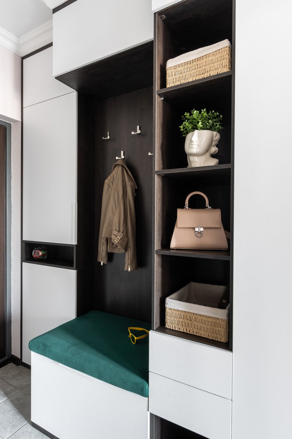 Фотография: Прихожая в стиле Современный, Квартира, Проект недели, Санкт-Петербург, 3 комнаты, 60-90 метров, Planirovka Home, Яна Кочетова – фото на INMYROOM